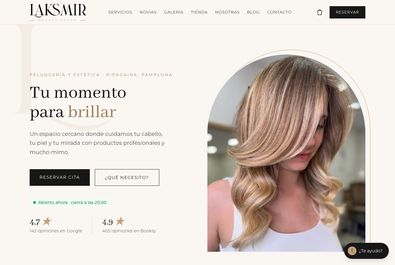 Página de inicio de Laksmir Beauty Salon: «Tu momento para brillar», con botones de reserva, valoraciones de Google y Booksy y una foto de una clienta.